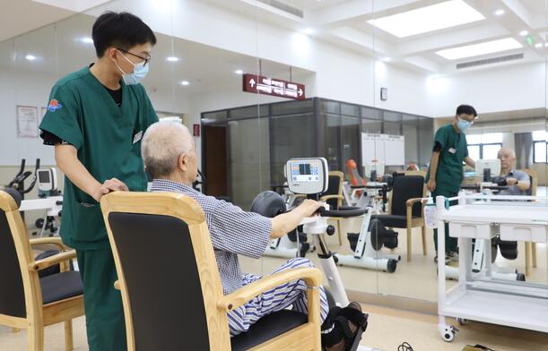 MK体育上门护理等健康服务免费享 “北京普惠健康保”助力术后康复