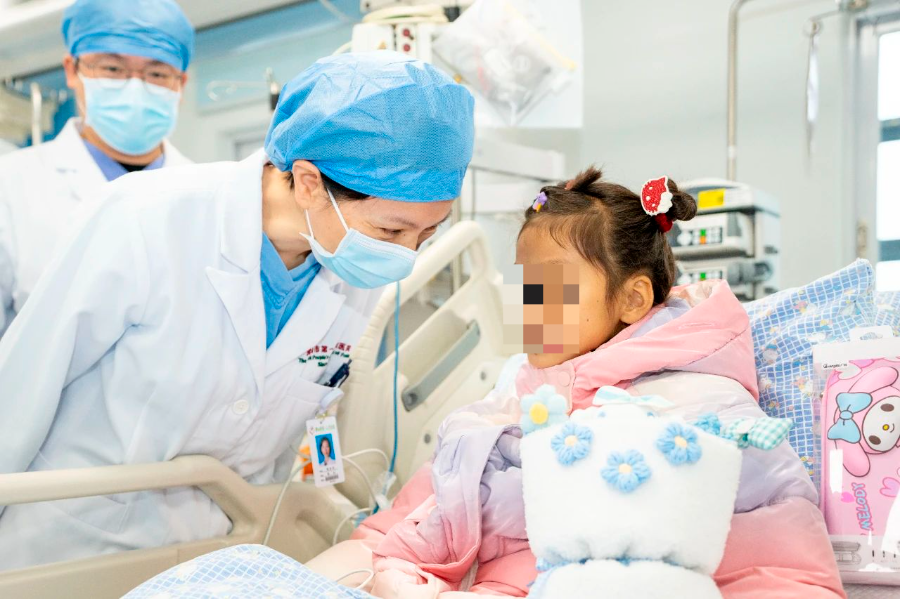 医患好故事 七岁女孩生命垂危舅舅割肝相救生命在爱中重生MK体育(图1)