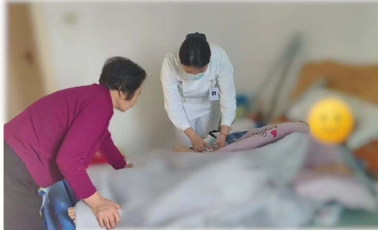 MK体育手机下单护士上门青岛这家医院“互联网+护理服务”让优质护理走进百姓家(图1)
