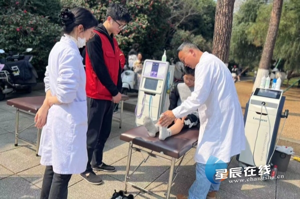 共享健康知识 湖南烈士公园学雷锋志愿服MK体育务月活动开幕(图2)