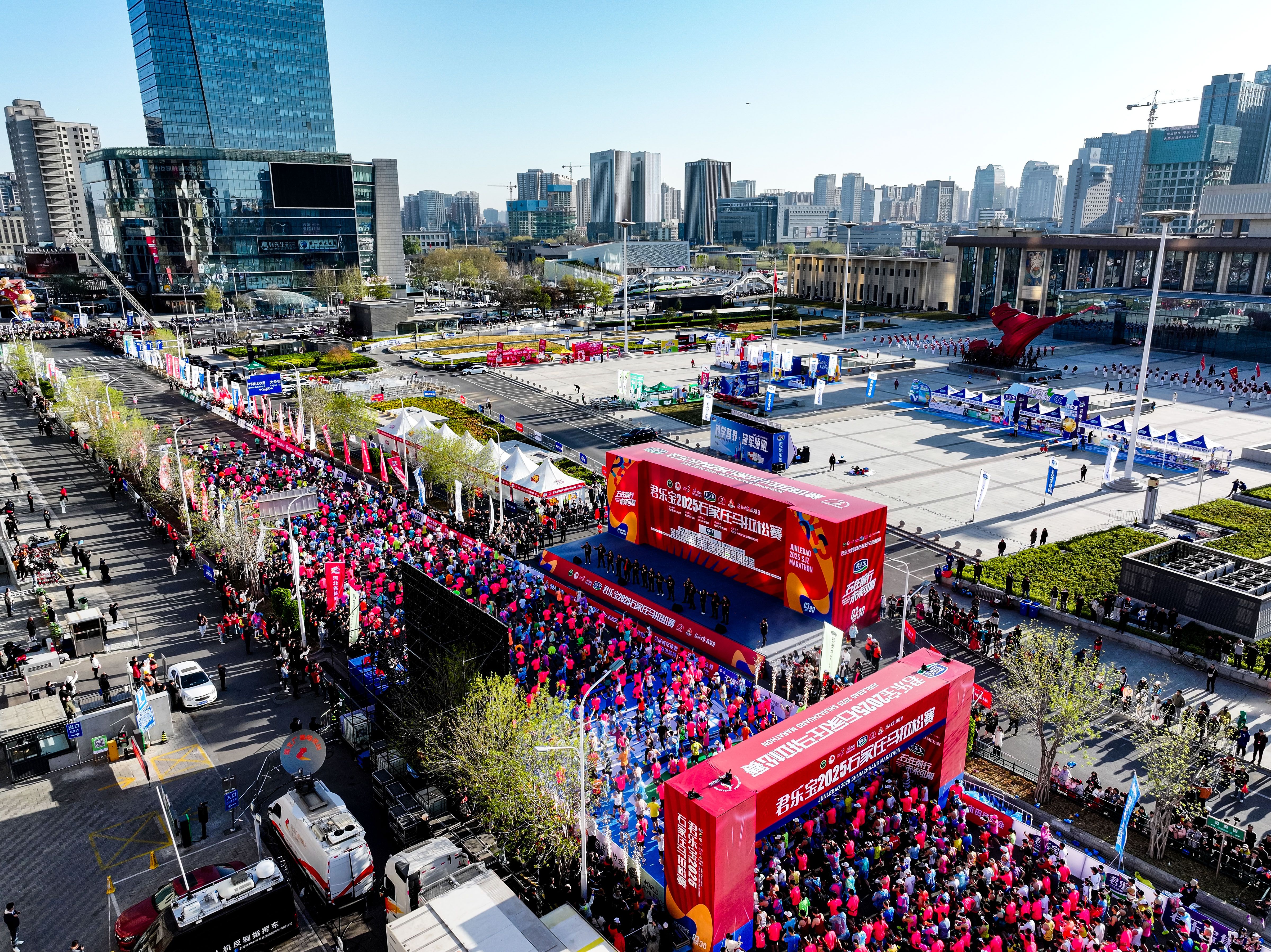 与“石”俱MK体育进 共赴热爱！君乐宝2025石家庄马拉松赛激情开跑(图3)