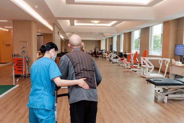 这里有“医靠”！泰康之家·楚园打MK体育造护理服务“金字招牌”(图3)