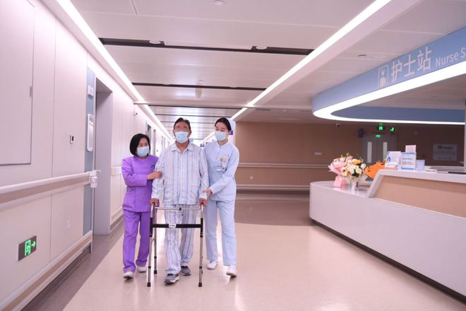 MK体育济宁一院创新“免陪照护”服务模式让患者家属轻松有“医”靠(图2)