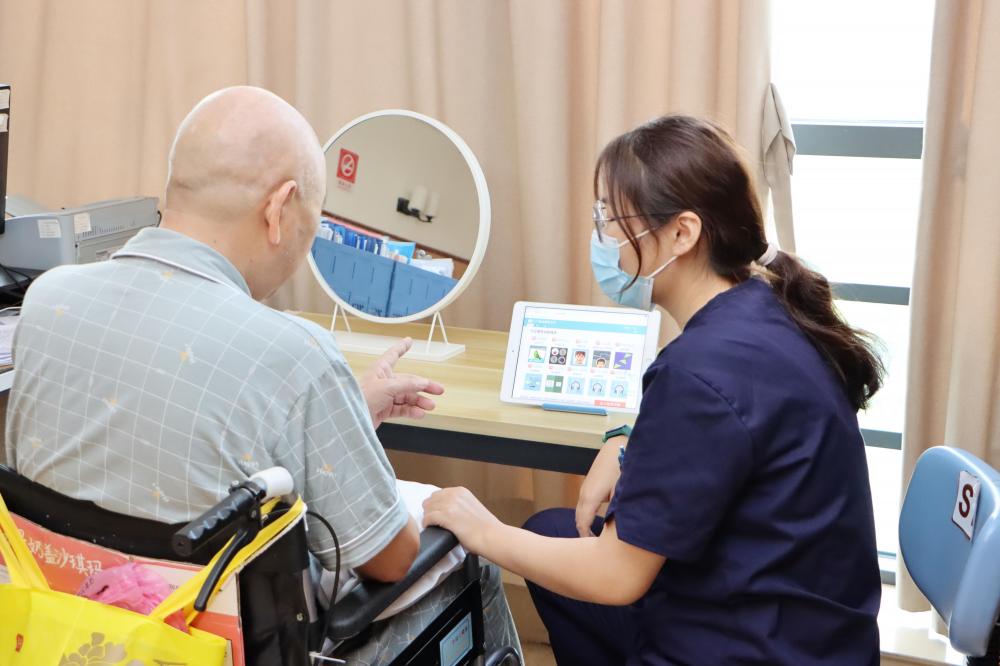 中MK体育医康复服务进社区 艾灸理疗护银发健康