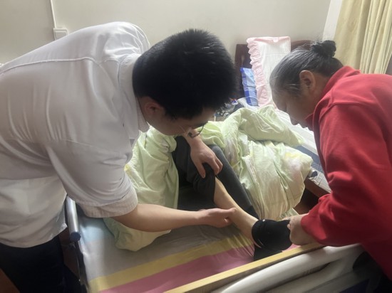 上海年增三千张家庭病床康复护理为啥有的居MK体育民宁可选择在家里(图3)