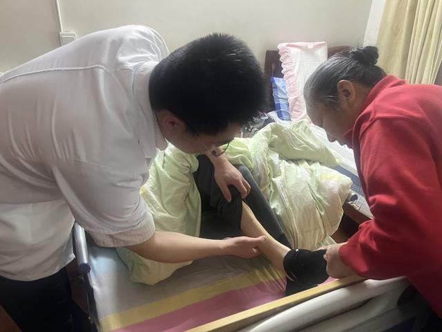 上海一年增加三千张家庭病床术后康复长期护理为啥有的居民宁可选择在家里MK体育(图3)