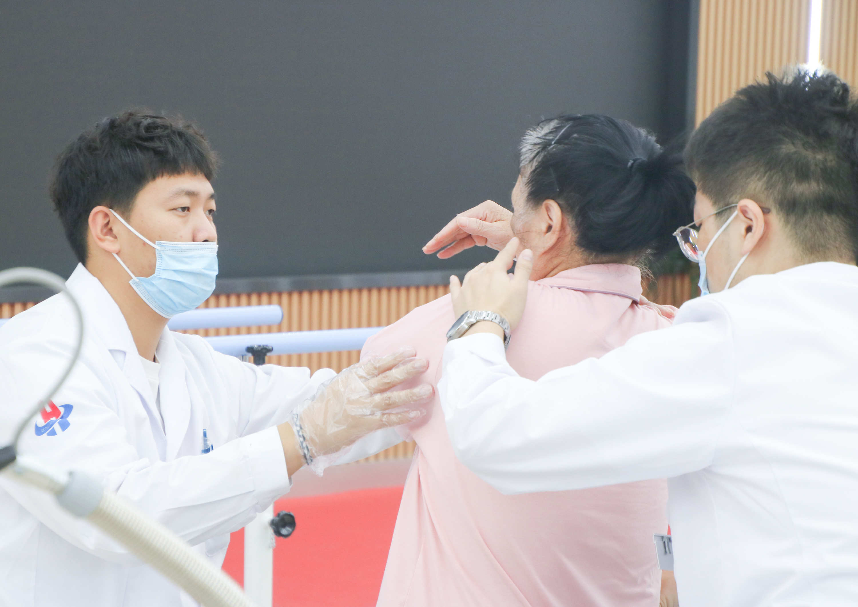 MK体育要康养想居家……不用愁!老人“宅家”也能康复丨家庭照护床位