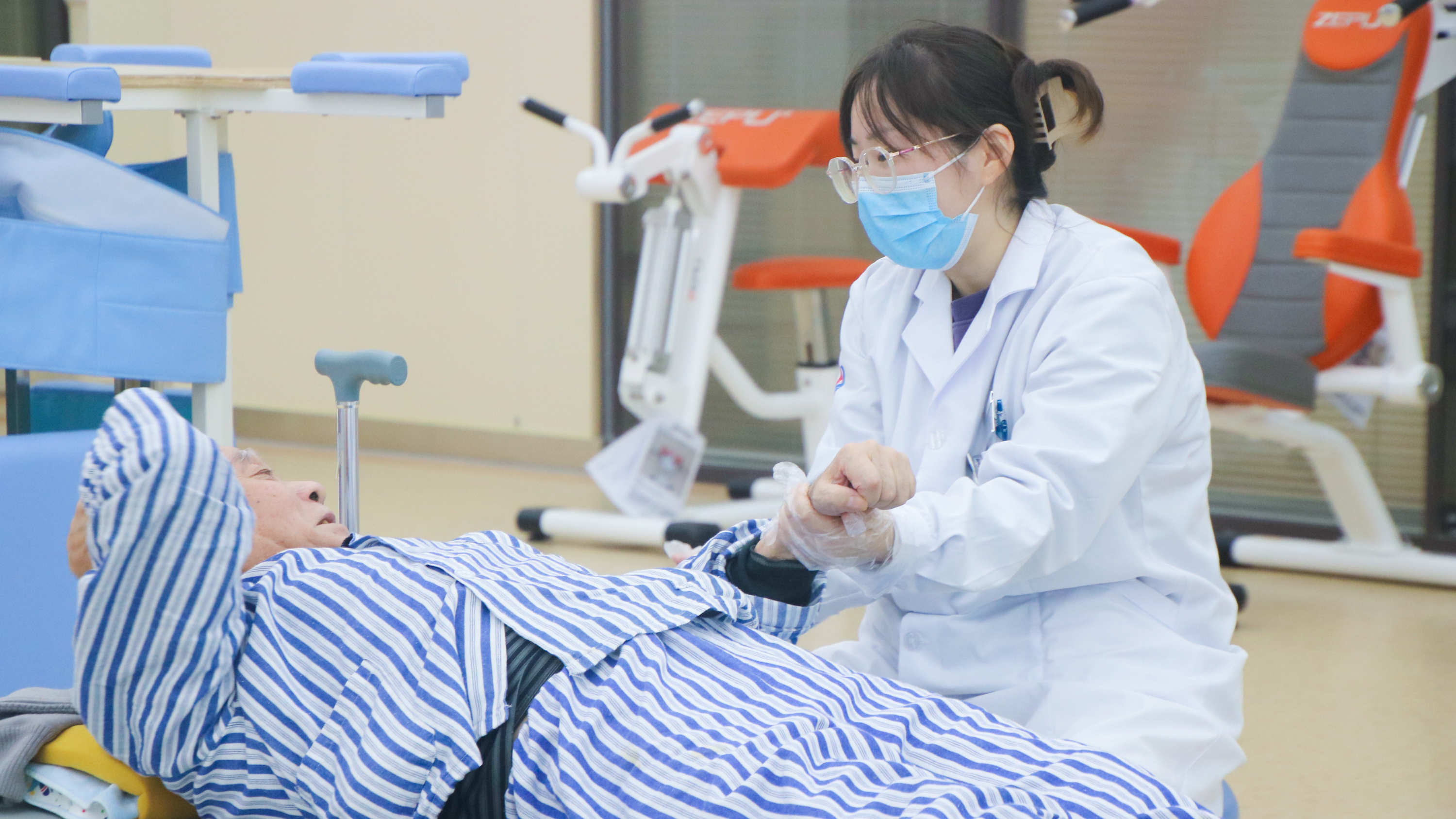 山西繁峙县“MK体育一人一策”破解特困老人康复难题