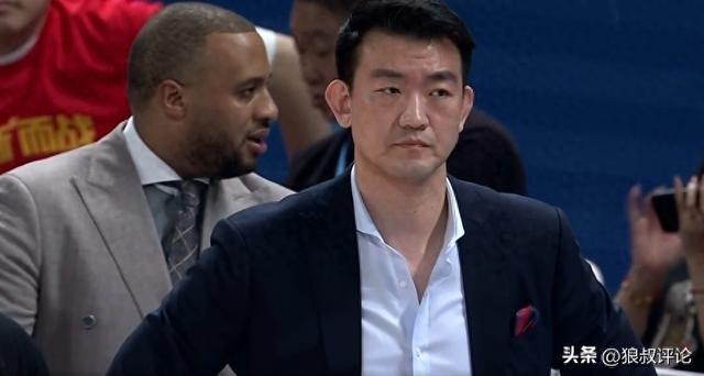 王博脸色铁青!MK体育胡金秋篮下争抢位置倒地剧烈呕吐 直接返回更衣室