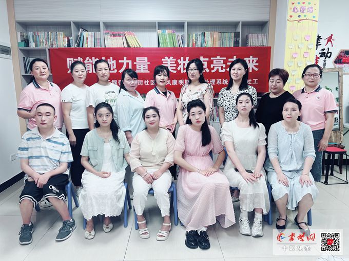 49岁母亲陪22岁脑性瘫痪女儿同堂学艺 最MK体育温暖的“同学录”