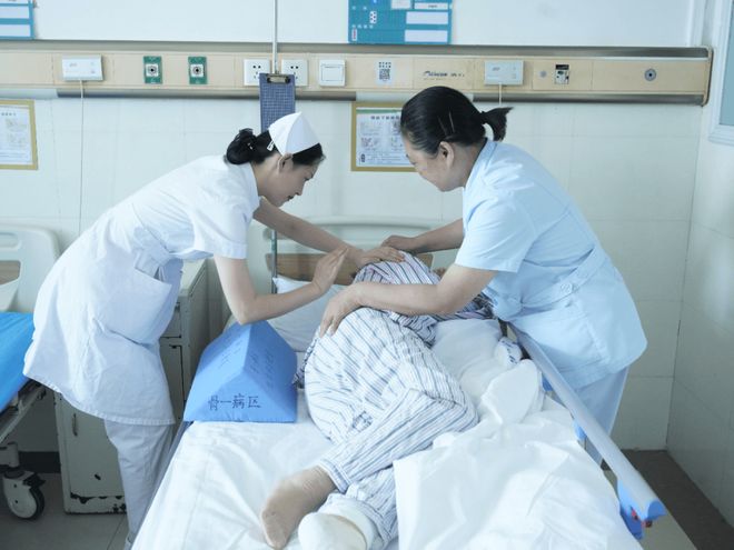 让爱无负担专业守护在身边——信阳MK体育市中心医院温情启动“免陪照护服务”(图4)