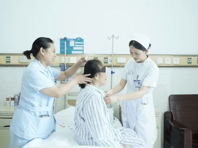 让爱无负担专业守护在身边——信阳MK体育市中心医院温情启动“免陪照护服务”(图2)
