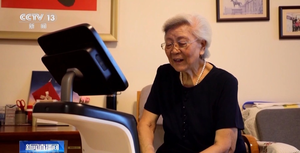 MK体育养老服务机器人都能干点啥？陪老人下棋、监测生命体征(图1)