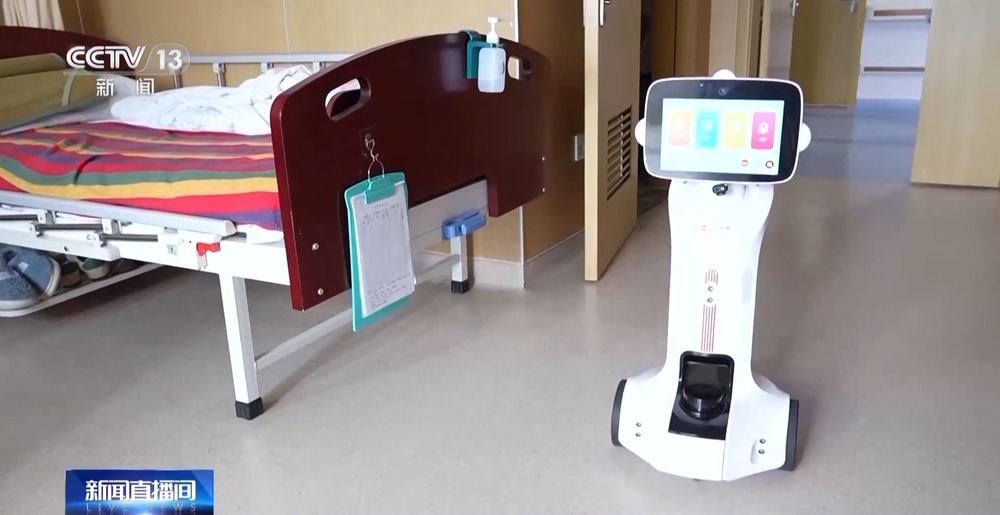 MK体育养老服务机器人都能干点啥？陪老人下棋、监测生命体征(图3)