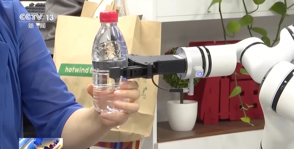 MK体育养老服务机器人都能干点啥？陪老人下棋、监测生命体征(图7)