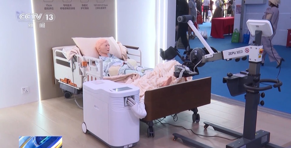 MK体育养老服务机器人都能干点啥？陪老人下棋、监测生命体征(图5)