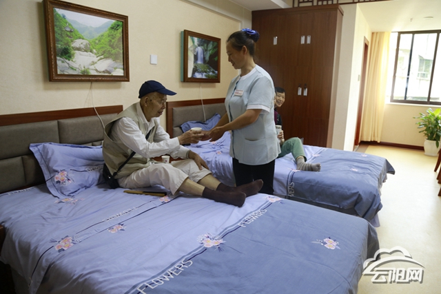 OpenAI和AntMK体育hropic竞相布局医疗健康领域AI医疗浪潮已至