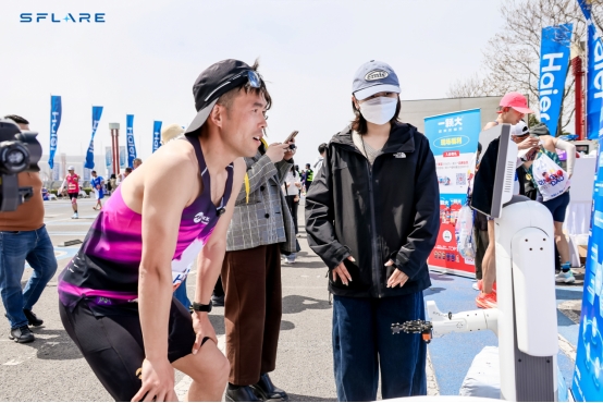 星炽动力机器人亮相2026青岛马拉松：深MK体育度赋能赛后守护 家庭守护从完赛区开始(图2)