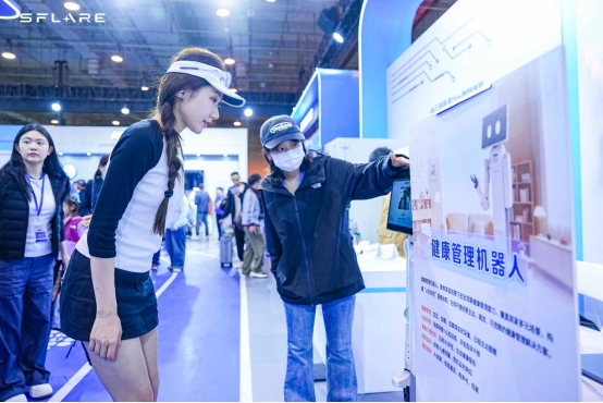 星炽动力机器人亮相2026青岛马拉松：深MK体育度赋能赛后守护 家庭守护从完赛区开始